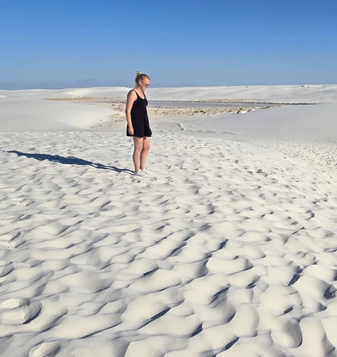 Wandel en rijd door de spierwitte zandduinen in White Sands National Park, New Mexico, Amerika