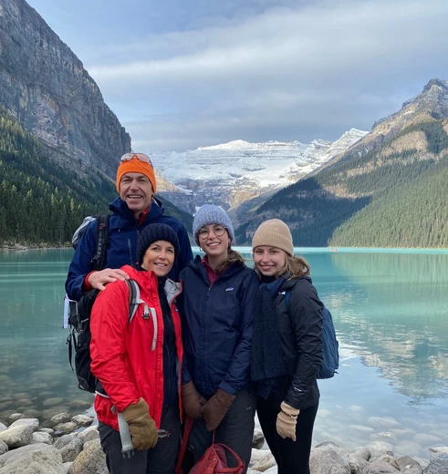 Kris en zijn gezin bij Lake Louise, Banff National Park