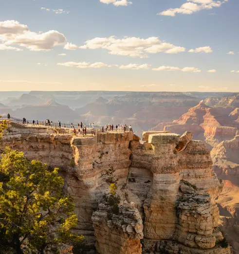 De Grand Canyon is verdeeld in de North Rim en South Rim, waarvan de South Rim de beste toegankelijkheid biedt