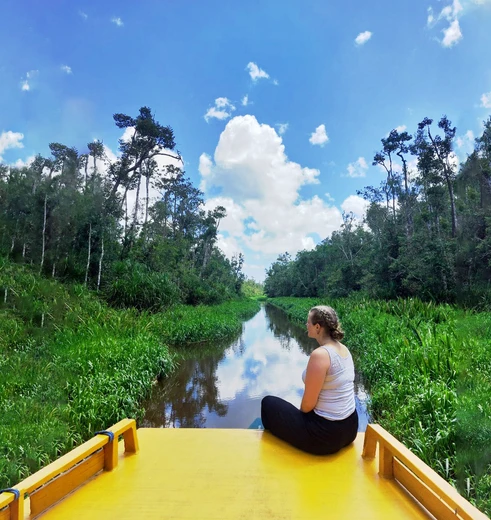 Tessa op de houseboat door de jungle van Kalimantan