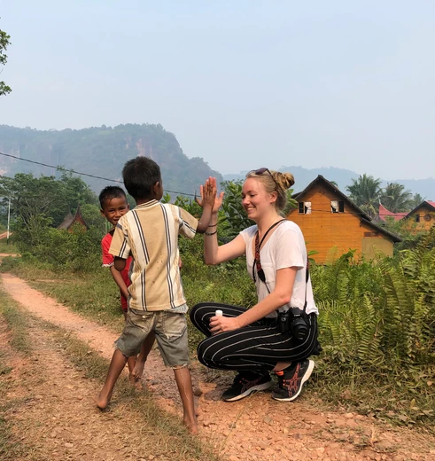 Medewerker Melany speelt met kinderen in de Harau Vallei