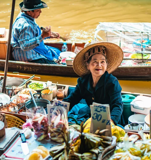 De drijvende markt in Bangkok, Thailand