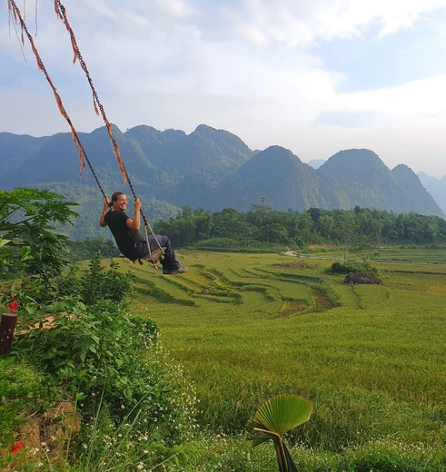 Gionne op de schommel in Noord-Vietnam