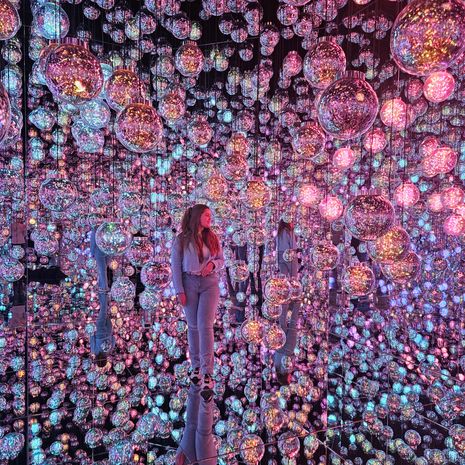 Onze collega Wendy in Tokyo in TeamLab Planet
