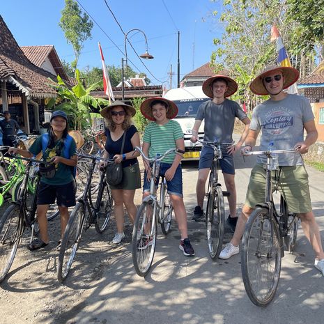 Samen fietsen bij Jogyakarta op Java, Indonesie