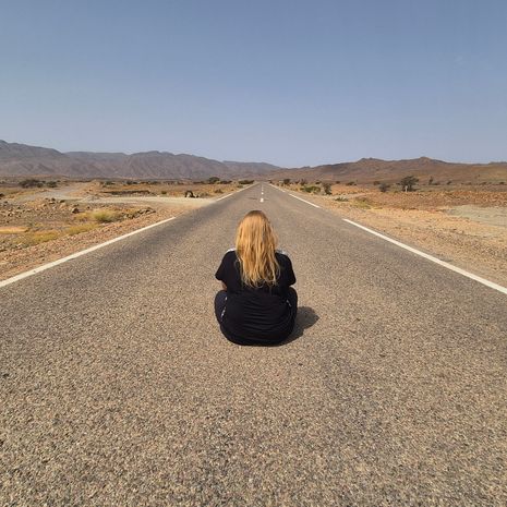 Onderweg uitgestrekte wegen in Marokko