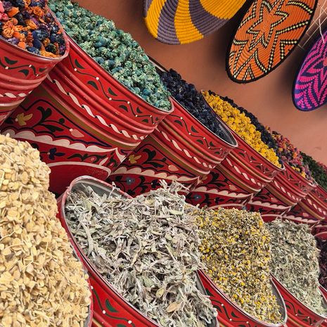 Kleurrijke markt in Marrakech, Marokko