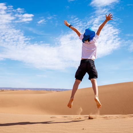 Springen in het zand in Marokko