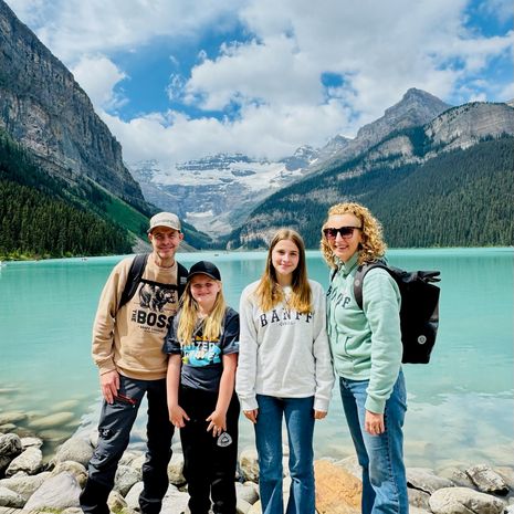 Bastiaan en zijn gezin bij Lake Louise in Banff National Park