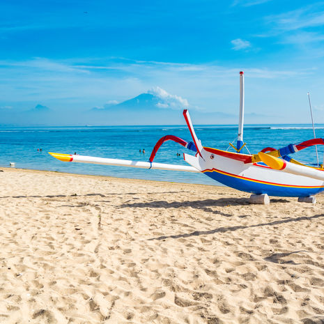 Vissersbootje op het strand van Sanur, Bali, Indonesie