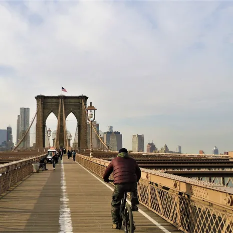 Fietsen over de Brooklyn Bridge in New York