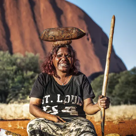 Een Aboriginal in Uluru, Australië