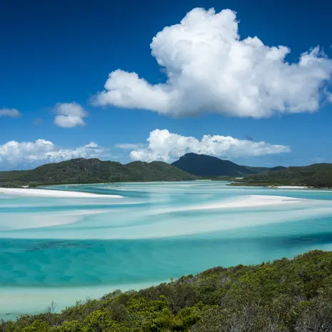 Uitzicht op het turquoise water van Whitehaven Beach, Australië