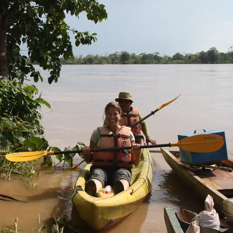 Gionne in een kano in Stung Treng, Cambodja