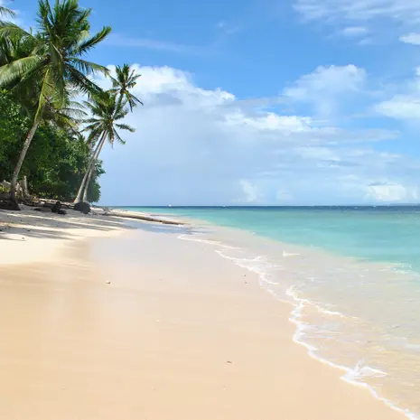 Witte stranden en helder water bij Biak, Papoea-Irian Jaya
