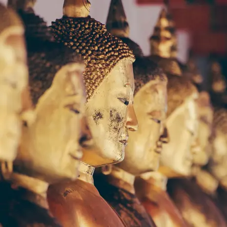 Boeddha beelden in een tempel in Bangkok