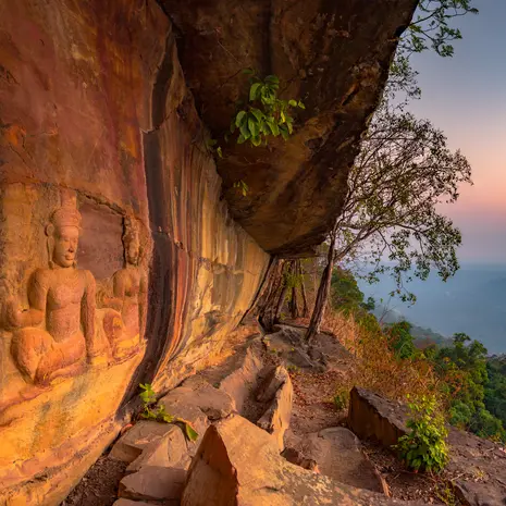 Beelden van buddha's in de prachtige Preah Vihear tempel, Cambodja