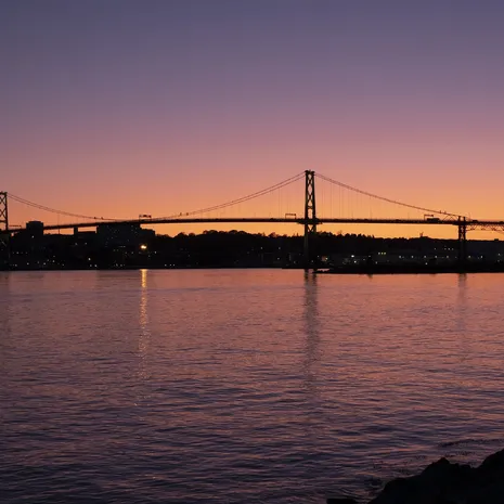 Zonsondergang op de brug bij Halifax