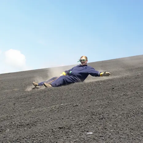 Glijd op een sandboard naar beneden van de Cerro Negro Vulkaan
