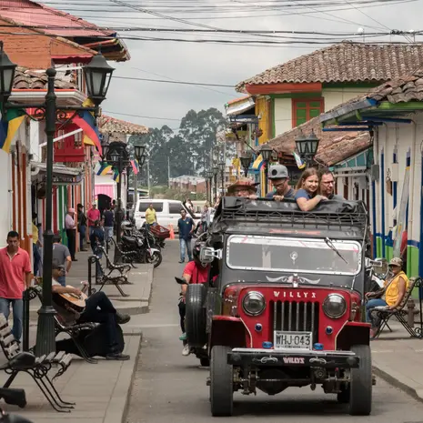 Met de ouderwetse Willy Jeep op pad naar de Cocora Vallei, Colombia