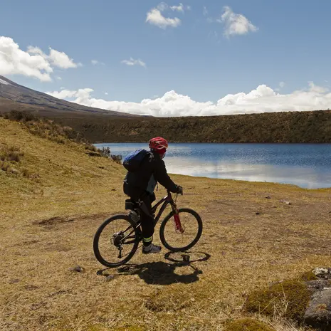 Geniet van het uitzicht over het meer van Cotopaxi National Park, Ecuador