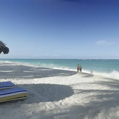 Genieten aan het strand bij Diani Beach bij Mombasa in Kenia