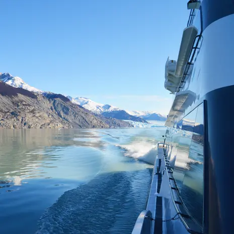 In El Calafate maak je een boottocht langs gletsjers over meren met drijvende ijsschotsen