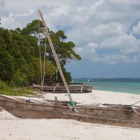 Het witte zandstrand van Pemba Island, Tanzania