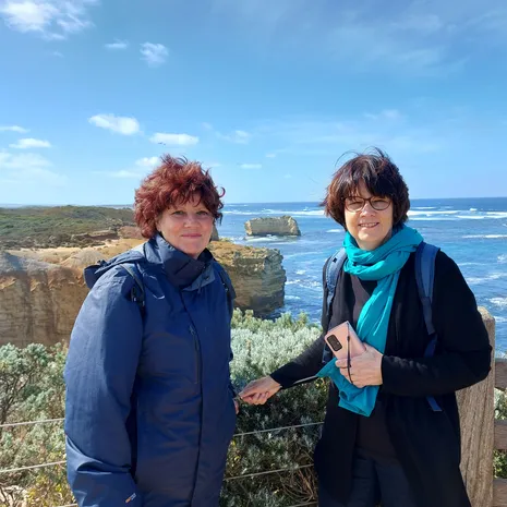 Diana en Pam bij de Great Ocean Road in Australië