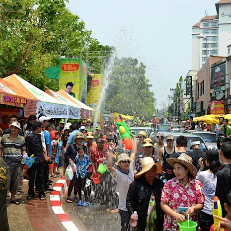 Gooien met water tijdens Songkran