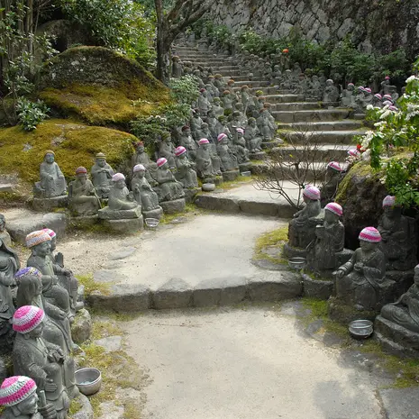 Jizo beelden in de buurt van Miyajima - Japan