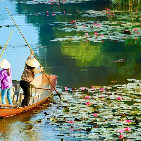 Locals in een bootje in Vietnam