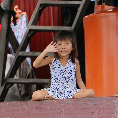 Kindje op een boot in Cambodja