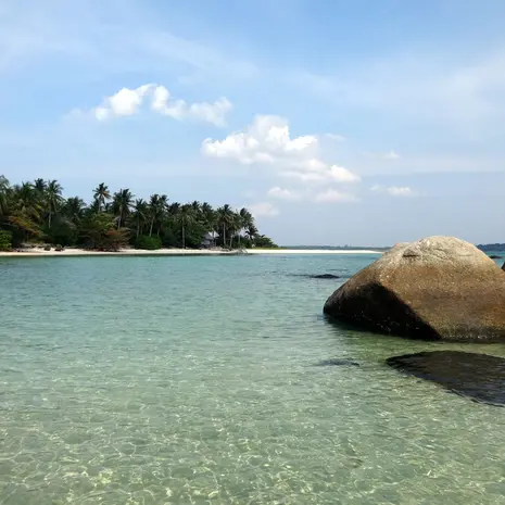 Rots voor de kust van Belitung