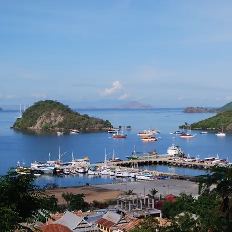 Uitzicht over de haven van Labuanbajo op Flores