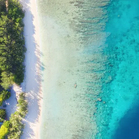 Witte zandstranden bij de Gili-eilanden in Indonesie