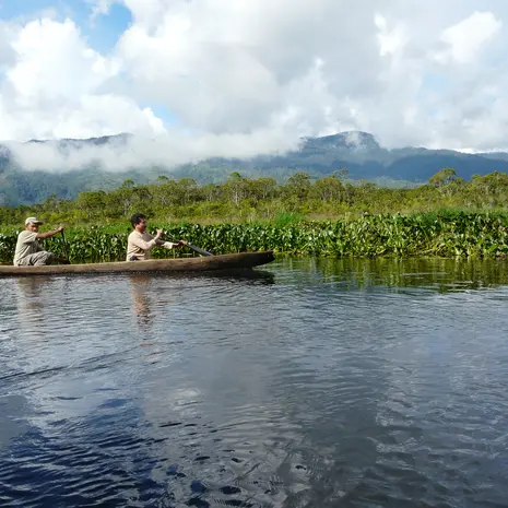 Varen over de Sangir-rivier in het Kerinci Seblat National Park op Sumatra, Indonesië