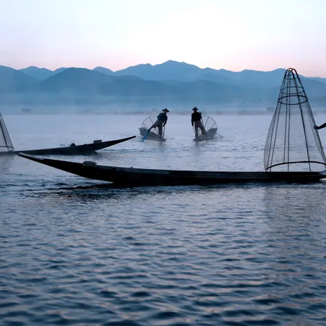 Beenroeiers op Inle Lake, het meer van Myanmar