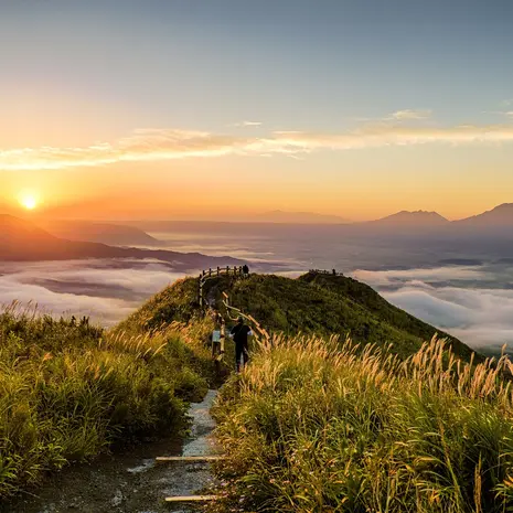 Zonsondergang en ongerepte natuur op landelijk Kyushu