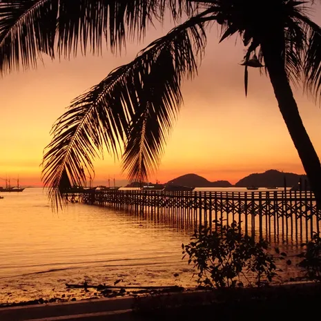 Prachtige zonsondergangen bij Labuhanbajo op Flores