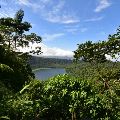 Uitzicht op de lagune Hule in Costa Rica
