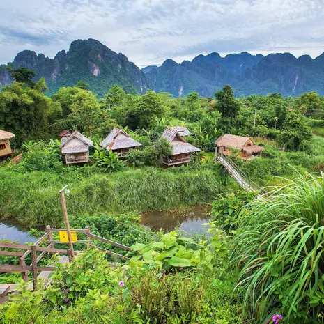 Een dorp in de bergen van Vang Vieng