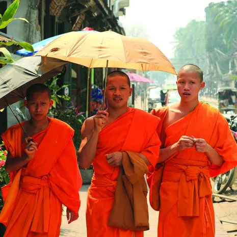 Monniken op pad in Vientiane, Laos
