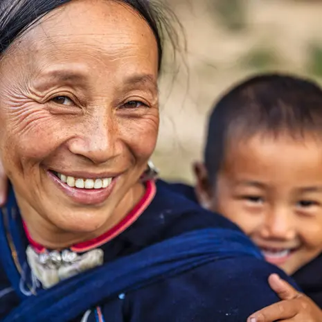 Vrouw en kind van traditionele stam in Laos