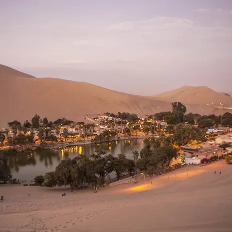 De zandduinen en oase van Huacachina in Peru