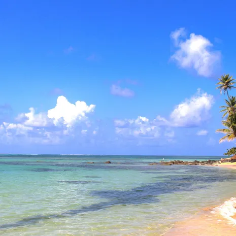Azuurblauwe zee bij Corn Islands in Nicaragua