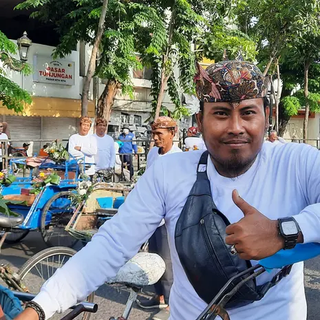 Locals op gekleurde fietsen in Surabaya