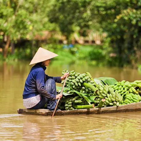 Local op een boot in de Mekong Delta