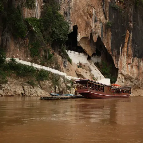 Een ontspannen cruise met een authentieke boot over de Mekong-rivier in Laos