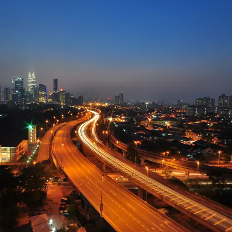 De wegen door Kuala Lumpur in de avond